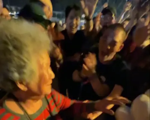 ▲其他觀眾開心地與阿嬤一起擊掌、熱舞互動，直接在舞台下圍了一個阿嬤的圈圈，成為嗨翻全場的「MVP觀眾」。（圖／Threads@kimi8.29）