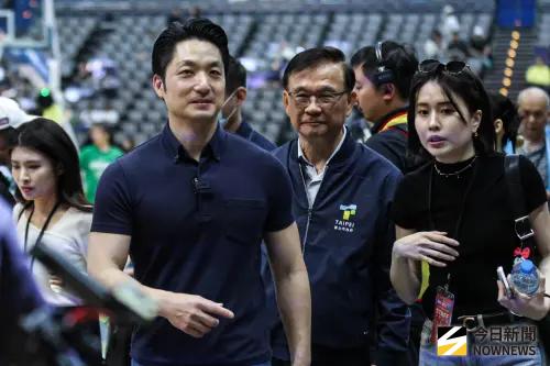 ▲約賽前半小時，台北市長蔣萬安進場，並且親自鼓勵了陽明高中和北一女中球員。（圖／記者朱永強攝）