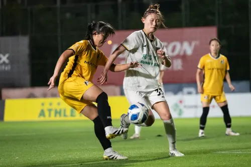 ▲高雄先鋒莊詠馨(左一)攻入個人木蘭聯賽生涯首顆進球，協助球隊將比分鎖定在8比0。（圖／高雄先鋒提供）