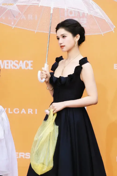 ▲張婧儀去年4月身穿黑色禮服登上北京電影節紅毯，手中的黃色塑膠袋顯得格外顯眼。（圖／微博＠JOYLAND·張婧儀）