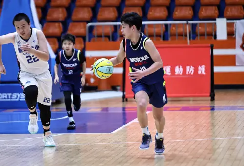 ▲頭城TC在俱樂部組決賽以37比26擊退TOP新埔隊奪冠，總教練高天俊賽後點出勝利關鍵在於「會防守才能贏冠軍」，防守核心林紘邑牽制對手主力功不可沒。（圖／小學體總提供）