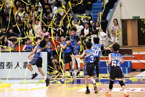 ▲台北市北投國小五位平均身高僅145公分的小將在五年級男籃延長賽中奮力拚搏，以54比50驚險擊退安坑國小奪冠。（圖／小學體總提供）