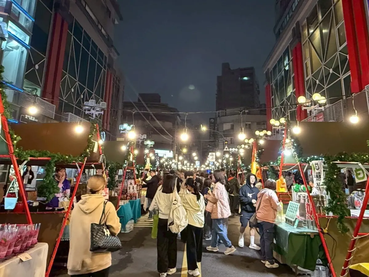 ▲據觀光署公布2026年1月最新遊客統計數據，桃園最強景點由中壢區的「六和商圈」拿下，單月吸引129萬遊客人次到訪。（圖／六和商圈臉書）