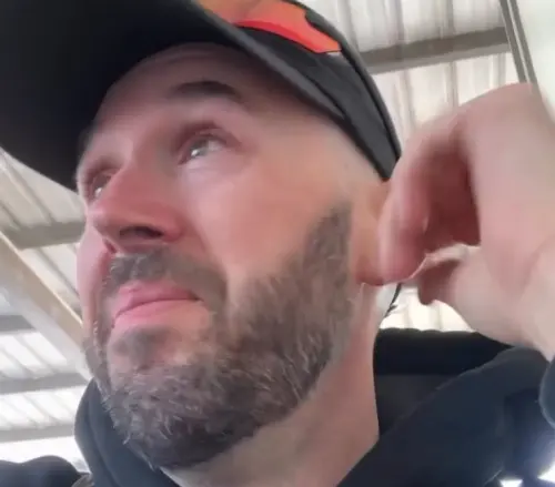 ▲Brendan Sutton日前在高雄佛光山附近時，因為相機電池沒電，只能在超商短暫休息想辦法，結果有陌生台灣年輕女孩直接遞上 1,000 元台幣，表示想要贊助他繼續旅行。（圖／翻攝Threads／suttpups）