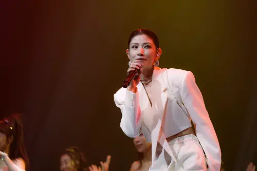 ▲歌手李千娜（如圖）在電影《世紀血案》風波後首次公開表演，今日午後在《鑽石舞台之夜》演唱會開唱。她明顯身形消瘦，雙腿也瘦得像竹籤。（圖／萬星傳播提供）