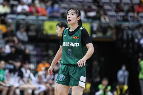 ▲第三節利用攻防轉換打出27：11的反擊完成翻盤，最終以61：53拿下隊史首冠，蘇衡拿下20分無疑是今晚最大英雄。（圖／記者朱永強攝）