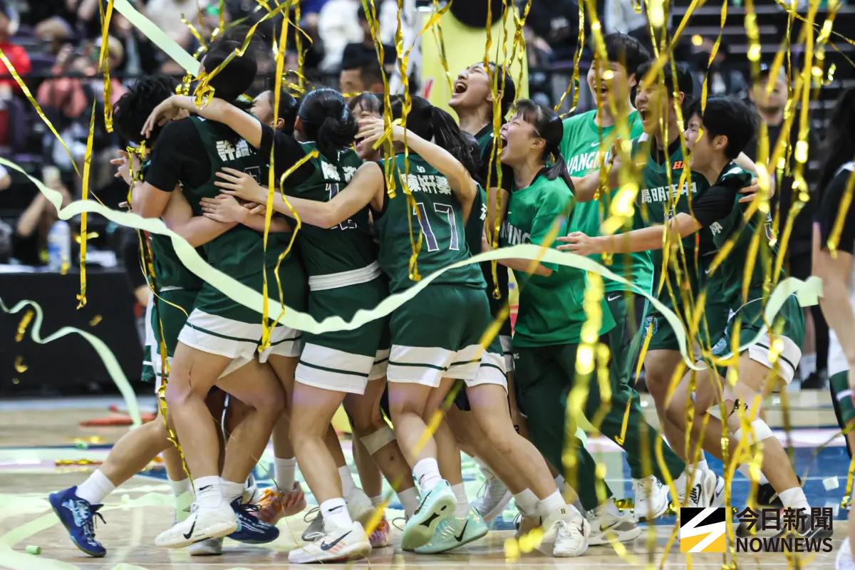 ▲陽明高中靠著主力後衛蘇衡帶頭追分，第三節利用攻防轉換打出27：11的反擊完成翻盤，最終以61：53拿下隊史首冠，蘇衡拿下20分無疑是今晚最大英雄。（圖／記者朱永強攝）