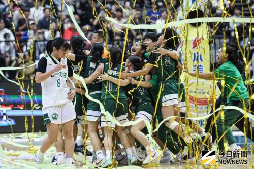 ▲蘇衡上籃打進致命2分，最後32秒領先到8分，也鎖定最後勝利，現場拋下綠色彩帶。（圖／記者朱永強攝）