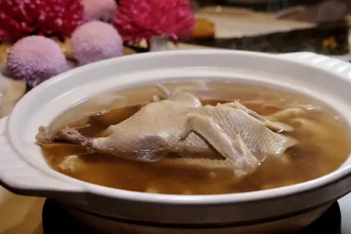 ▲晶華軒的「珍珠貝瑤柱燉太后鴨」是以特級珍珠貝肉與北海道瑤柱搭配太后鴨熬煮出，湯頭清甜滿富膠質。（圖／記者葉盛耀攝）