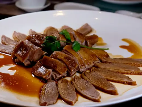 ▲「玫瑰太后鴨」有著優雅的酒香，肉質香嫩。（圖／記者葉盛耀攝）