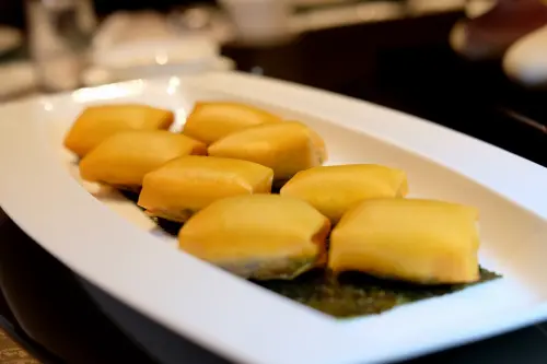 ▲「春筍鴨絲春捲」外型好似枕頭般鼓鼓的，吃起來卻輕盈酥柔。（圖／記者葉盛耀攝）