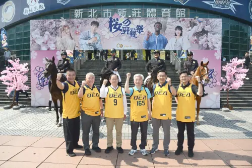 ▲警政署長張榮興與新北騎警隊合影。左至右為新北市警局刑事大隊長黃國師、新北市警察局長方仰寧、中信育樂陳國恩董事長、警政署長張榮興、刑事局長邱紹洲，以及新莊分局長陳保緒。（圖／中信特攻提供）