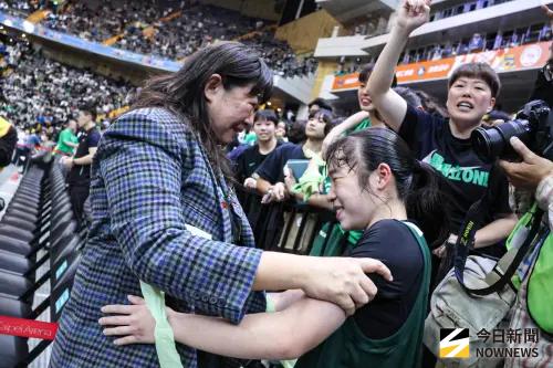 ▲這座冠軍對於陽明高中教練李台英而言，意義非凡。回顧HBL歷史，77學年度的第一屆賽事，李台英就曾以球員身分拿下冠軍；然而轉換身分成為教練後，這條奪冠之路她卻走了將近30年。（圖／記者朱永強攝）