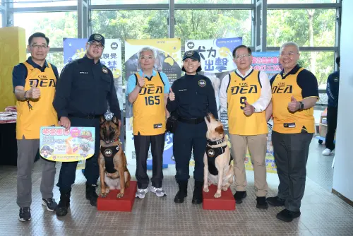 ▲警政署長張榮興與新北警犬隊合影。左至右為刑事局長邱紹洲、警政署長張榮興、中信育樂陳國恩董事長、新北市警察局長方仰寧。（圖／中信特攻提供）