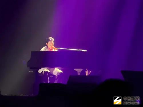 蕭敬騰4天沒睡被玩壞！康康亂改歌「野台妹警官真危險」全場笑翻