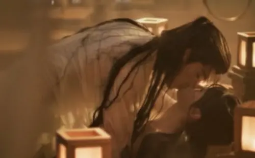 ▲張凌赫和田曦薇後期有浴池激情戲。（圖／翻攝自微博）