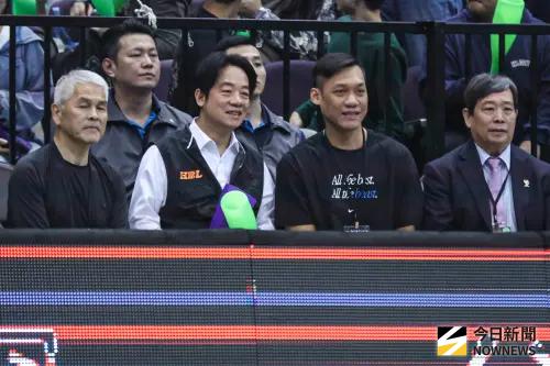 賴清德、林志傑比肩而坐看HBL冠軍戰！加油棒拿「1綠1紫」有原因