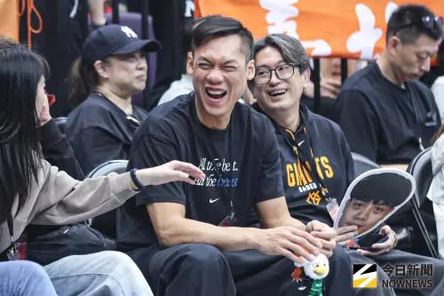 ▲壓軸登場的男子組賽事，則由總統賴清德與台灣籃壇指標人物林志傑同坐場邊觀戰。（圖／記者朱永強攝）