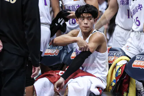 ▲暫停回來後南湖陷入得分荒，讓松山追近至3分差，首節結束南湖以24：21暫時領先。南湖闖進冠軍戰的大功臣幸宇勝維持昨天火燙的手感，首節就進帳9分。（圖／記者朱永強攝）