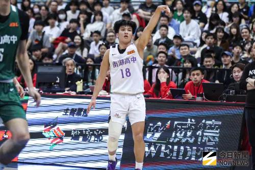 ▲第二節替補上場的「小巨人」王以勒在幸宇勝下場休息時，直接扛起球隊，單節個人就攻下15分。（圖／記者朱永強攝）