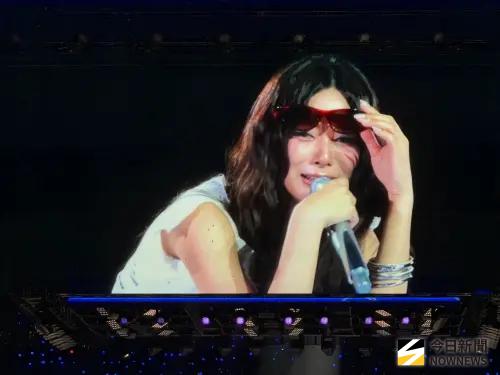 ▲子瑜哭到戴墨鏡遮住眼睛。（圖／讀者提供）