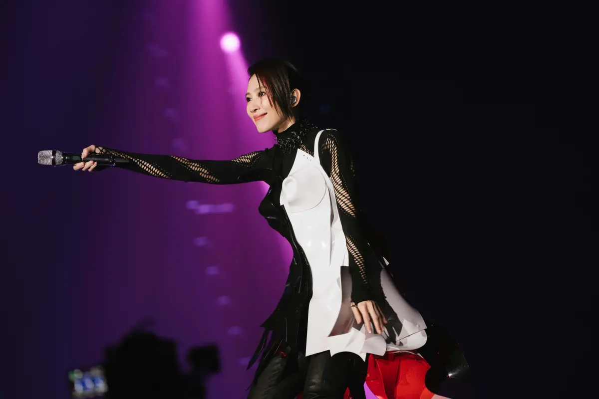 ▲戴佩妮（如圖）《雙生火焰》在高雄巨蛋的收官場，衣服胸前設計原本是兩座高峰，她壓下去變成兩朵花。由於戴佩妮先前在中國巡演因票房不佳而取消，也令她感嘆，大家都不容易。（圖／寬宏藝術提供）