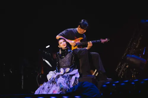 ▲戴佩妮（前）《雙生火焰》演唱會，在高雄巨蛋完美收官。（圖／寬宏藝術提供）