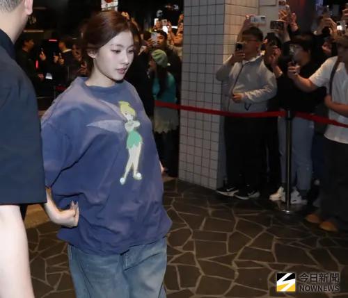 ▲Sana抵達金豬食堂後，用跑的進去。（圖／記者邱曾其攝）