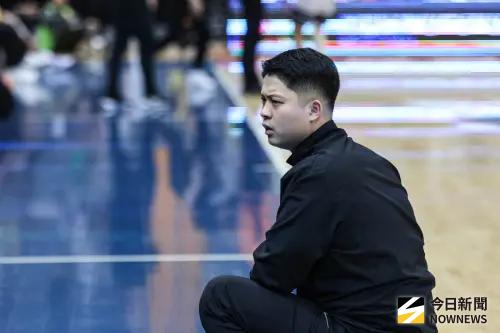 ▲連兩年都到場邊觀戰的大學長馬建豪，賽後談到對於這學年松山奪冠的感受時，直言葉韋喬帶兵方式是關鍵。（圖／記者朱永強攝）