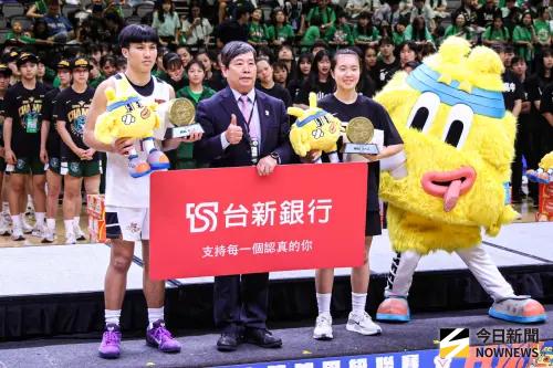 ▲南湖高中王以勒在決賽中展現超越年齡的進攻火力奪下年度新人王。女子組新人后則由永仁高中吳沛萱獲得。（圖／記者朱永強攝）