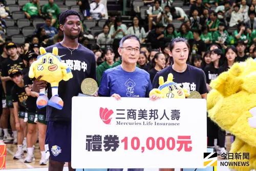 ▲在其他個人獎項部分，東泰高中羅雄威展現驚人的禁區統治力，一人包辦籃板王與阻攻王兩項大獎。（圖／記者朱永強攝）