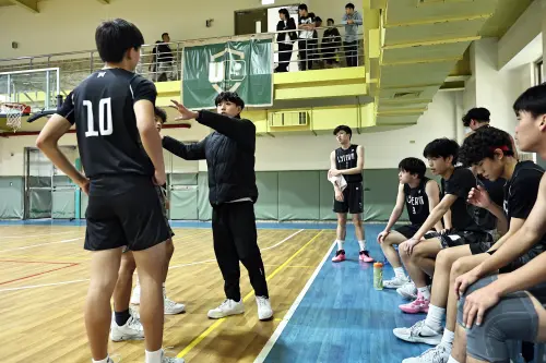 ▲20歲的東吳大學大三生林睿軒（圖）考取教練證後帶著蘭雅幫學弟征戰U19，場上嚴肅認真的他場下卻與學弟打成一片，他表示雖然知道自己天賦的極限，但當教練讓他能繼續留在自己最愛的籃球場上。（圖／福康文教基金會提供）