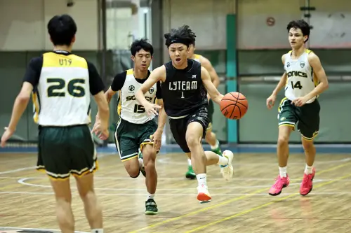 ▲蘭雅幫成員駱永勛（圖）國中聯賽後認真投入課業、一舉考上建國中學，在校除打籃球外還加入模擬聯合國社團，他謙虛表示只是平常認真上課，籃球課業雙線並進的他成為蘭雅幫中最令人刮目相看的榜樣。（圖／福康文教基金會提供）