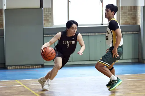 ▲來自「蘭雅幫」的江立邦目前就讀士林高商，與昔日隊友雖各奔不同學校，仍維持緊密情誼，不僅相約一起參與聯盟賽事，私下也常聚會打電動、聊天，延續學生時期的球隊羈絆。（圖／福康文教基金會提供）