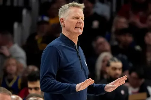 ▲勇士主帥科爾（Steve Kerr）親口帶來好消息，柯瑞將加入團隊訓練，為復出之旅邁出重要一步。（圖／美聯社／達志影像）