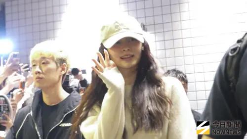 ▲子瑜聽到粉絲喊「辛苦了」，特地停了一下揮手致意。（圖／記者張一笙攝）