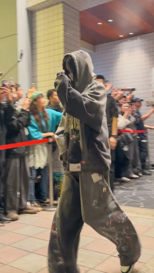 ▲即將在24日迎接生日的Mina，離開時聽到粉絲的生日祝福，特地揮手感謝。（圖／記者張一笙攝）