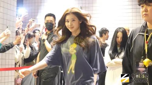 ▲Sana（前）的氣場宛如在走台步，後方的彩瑛則是默默走上車。（圖／記者張一笙攝）