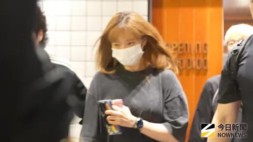 ▲定延默默跟在志效與Mina身後上車。（圖／記者張一笙攝）