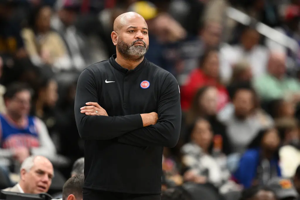 ▲底特律活塞總教練比克斯塔夫（J.B. Bickerstaff）近期接受《NBA》官網採訪時，談到當家主力控衛康寧漢（Cade Cunningham）的缺陣，比克斯塔夫透露球隊將用防守體系，彌補康寧漢缺陣的漏洞。（圖／美聯社／達志影像）