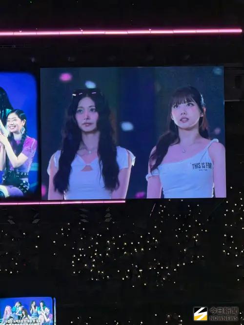 ▲子瑜（左）在TWICE大巨蛋演唱會看完粉絲準備的應援之後，又哭到不行。（圖／讀者提供）