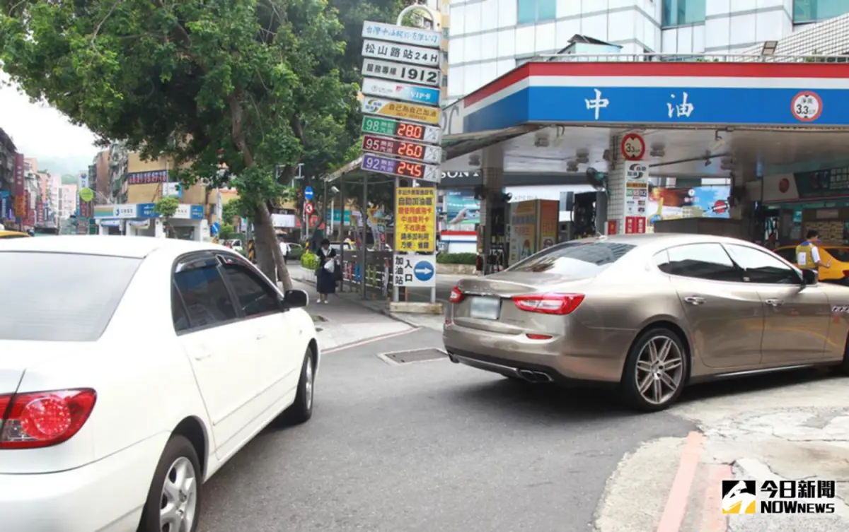 ▲中油油價從今（23）日0時起正式調漲，昨晚各大加油站擠爆車潮，但汽車達人警告，停車只要超過1分鐘，原地怠速耗油量極高；王至德律師也以時間成本角度分析，認為排隊加油反倒虧錢。（示意圖／NOWNEWS資料照）