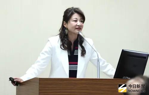 王惠美遞文件李洋看一眼未收　綠委諷：藍一邊擋錢一邊要錢