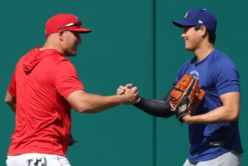 ▲大谷也主動走向天使隊休息區，與前隊友楚奧特（Mike Trout）深情擁抱並熱烈談笑，這對昔日「神鱒大谷」連線的重逢畫面，讓不少天使球迷感到既溫馨又感傷。（圖／美聯社／達志影像）