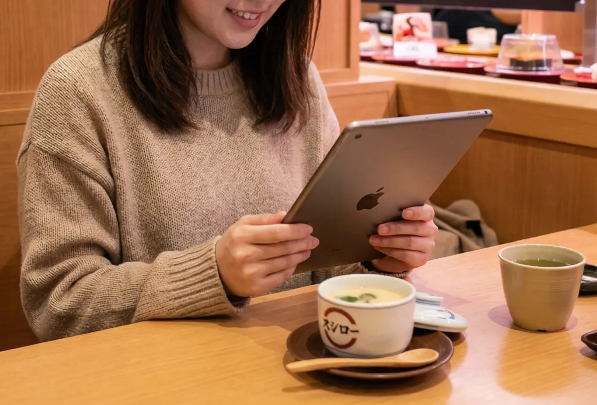 ▲日前有位女大學生前往壽司郎用餐，只點一碗茶碗蒸在店內讀書，受到眾多網友批評，也引來壽司郎前員工解釋後果。（圖／Gemini生成／記者陳雅雲監製）