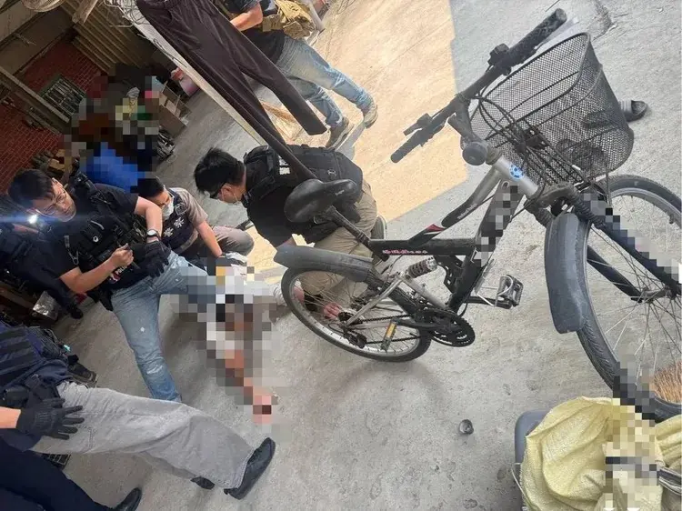 ▲百果山命案嫌犯之一的吳男遭警方逮捕。（圖／警方提供）