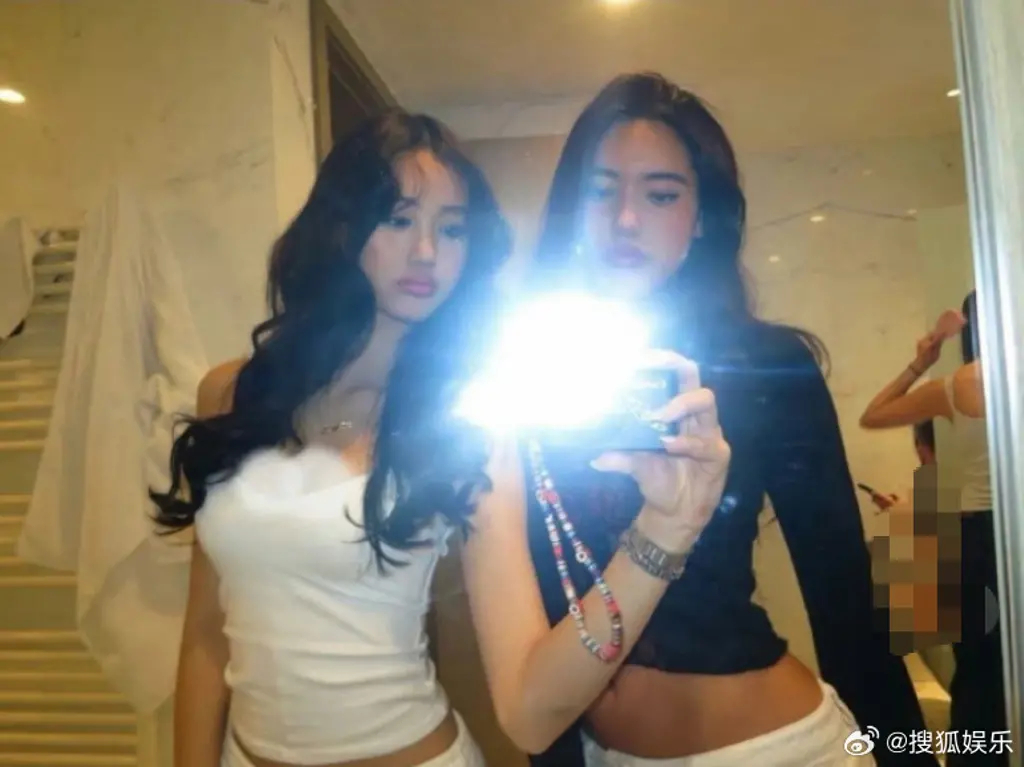 ▲鍾麗緹小女兒Cayla（左）秀出辣自拍照，然而背後卻驚見姊姊Jaden正坐在馬桶上上廁所（原圖無馬賽克），讓網友一片譁然，認為她太不尊重姊姊隱私。（圖／微博）