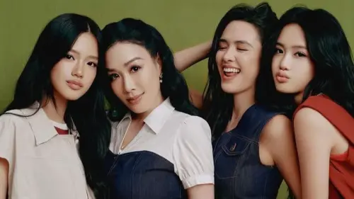 ▲鍾麗緹（左二）三個女兒都傳了她的好基因。（圖／IG @yasmineross_）