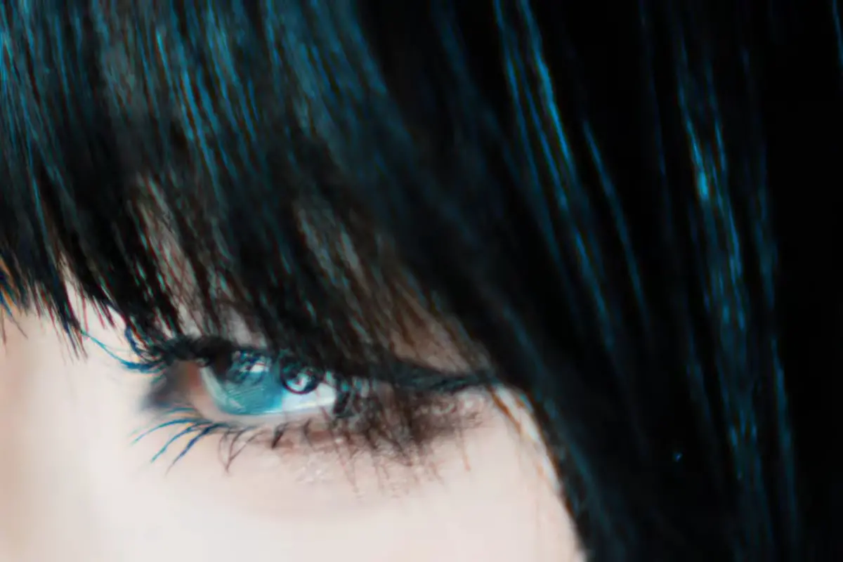 ▲日本人氣歌手Ado出道多年，總是以插畫形象示人，今年首次拍攝真人MV〈VIVARIUM〉，但畫面僅有側臉、五官特寫、模糊特效呈現，未完全公開正面長相，依舊讓人驚豔超級美。（圖／YouTube@Ado）