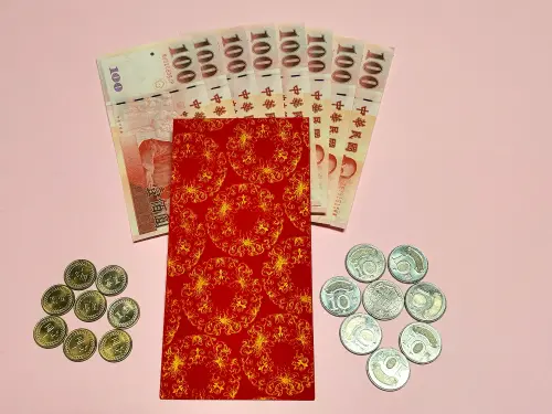 ▲在紅包袋寫下「對我生財」，並放入象徵發財的888元作為錢母。（圖／楊登嵙提供）